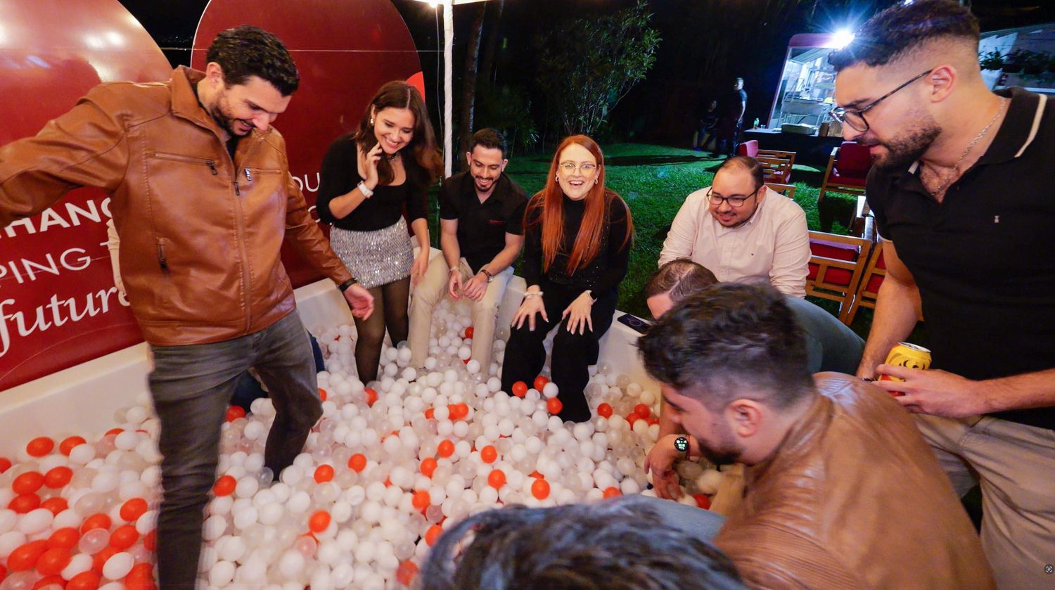 Equipo disfrutando una experiencia en un evento