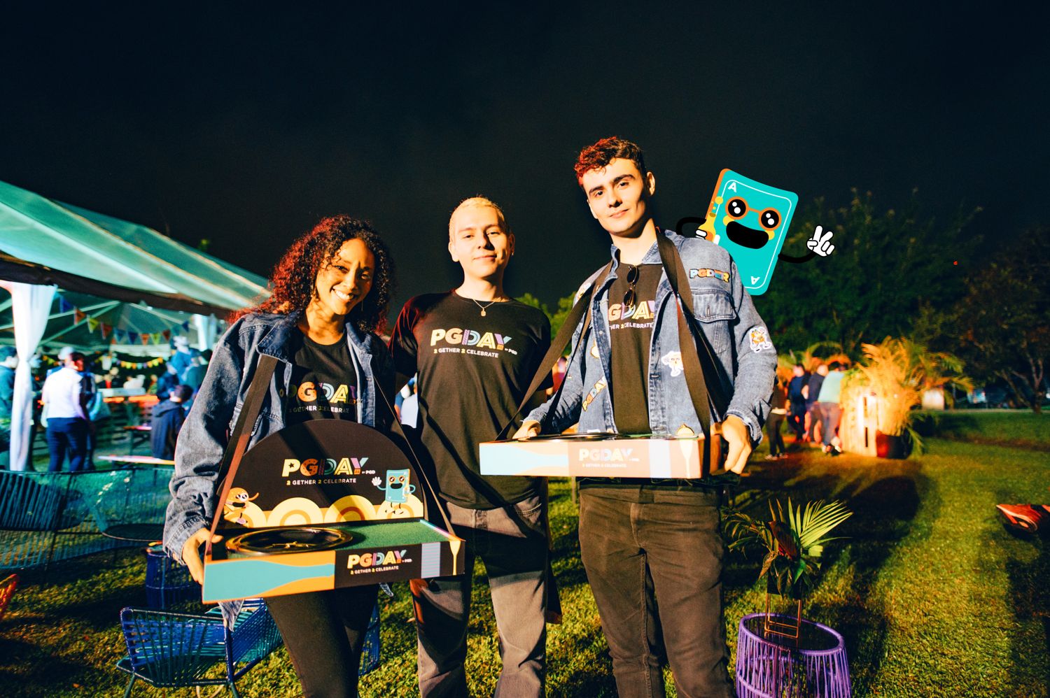 PGDers con el kit del evento PGDay